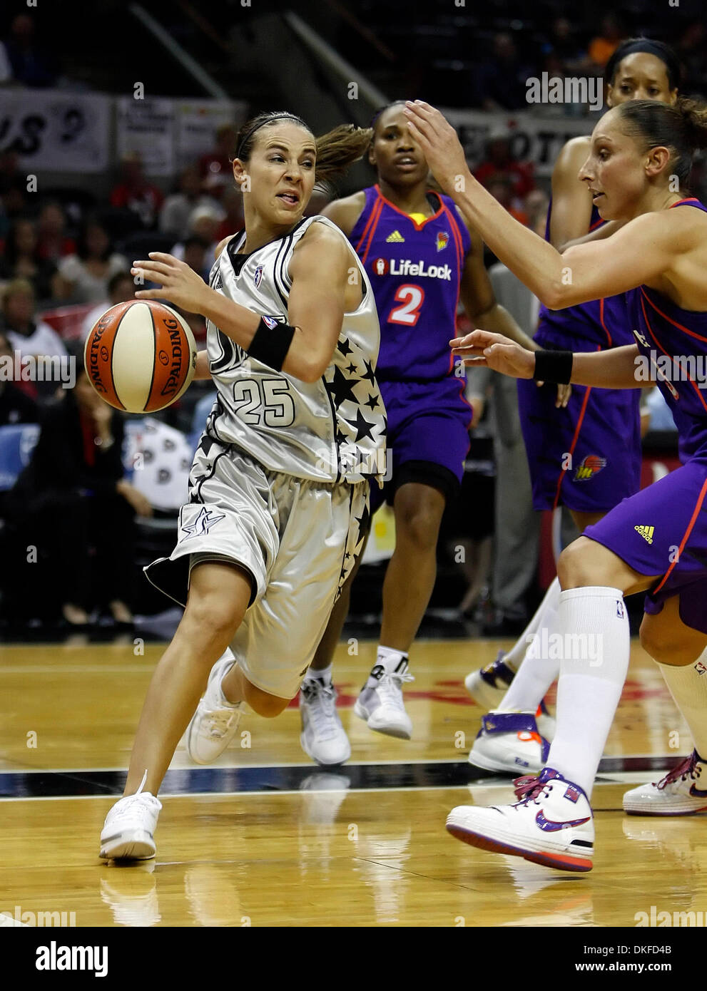 Silver Stars' Becky Hammon (25) entraîne le point de référence à Phoenix Mercury's Diana Taurasi au second semestre à l'AT&T Center le 23 juin 2009. Homme/kmhui@express-news.net Kin Hui (crédit Image : © San Antonio Express-News/ZUMA Press) Banque D'Images