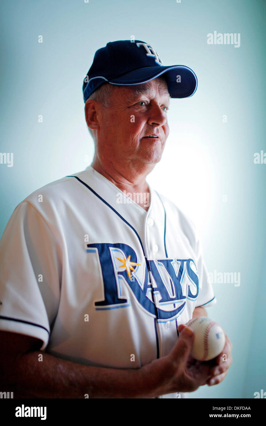 TP   randomball 308344 FONDATION 2 (06/26/2009 Tampa) J'avais les larmes aux yeux je vous dis,'' dit Barry Siebolt, 70, de la rencontre qu'il avait avec un garçon de dix ans au Tropicana Field le 11 juin, son 70e anniversaire. Siebolt avait exprimé son intérêt à un ami à vouloir obtenir une balle : une faute, peut-être que l'un d'une cruche, mais un véritable jeu de balle. Un garçon de dix ans a entendu son ami à la recherche de Banque D'Images