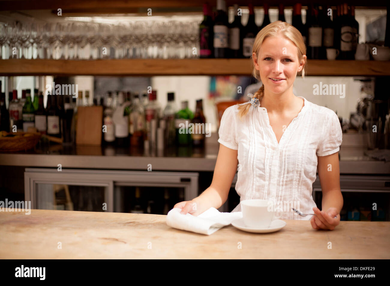 Portrait de jeune serveuse derrière le café comptoir bar Banque D'Images