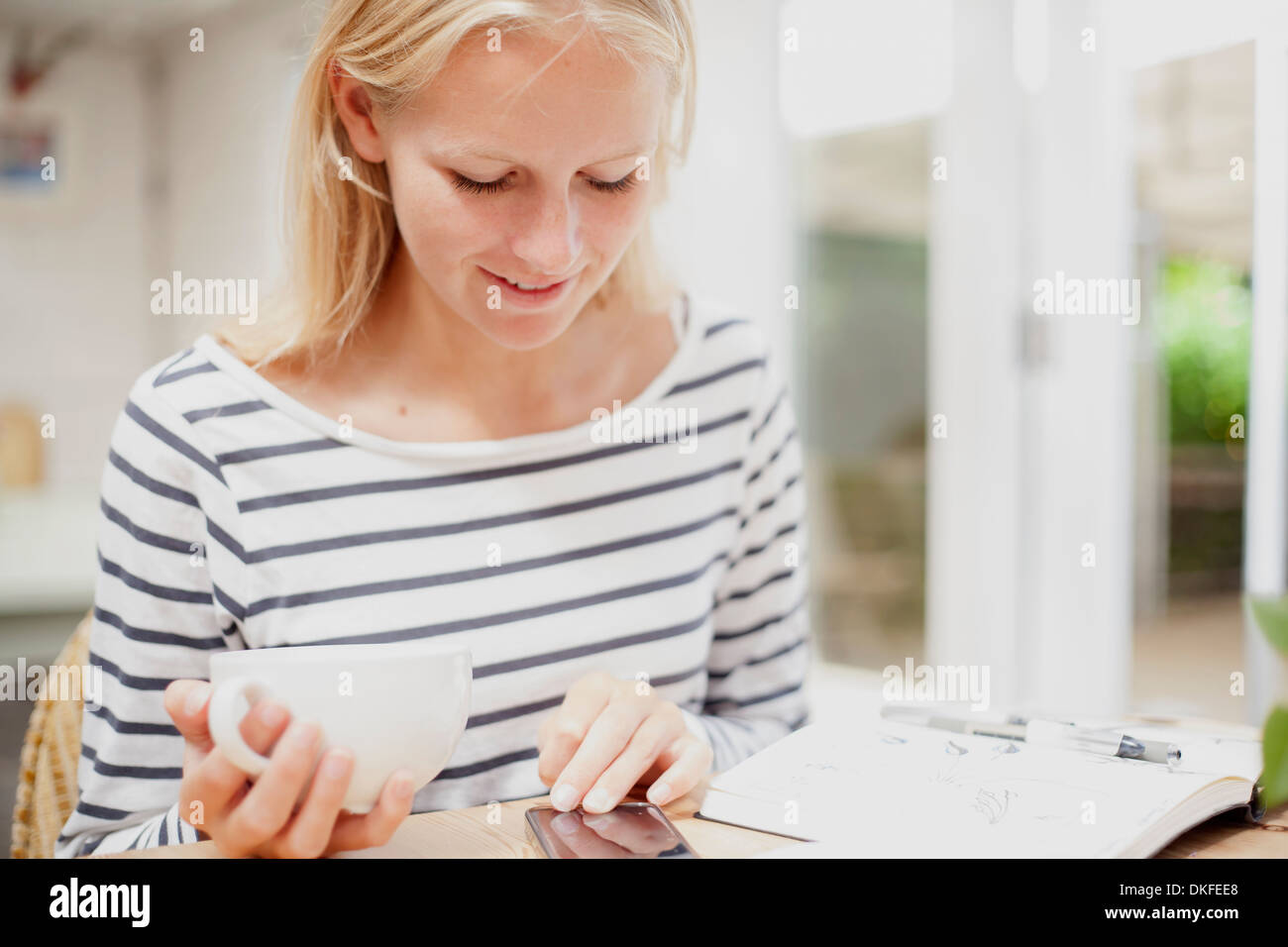 Young woman in cafe menu de navigation Banque D'Images