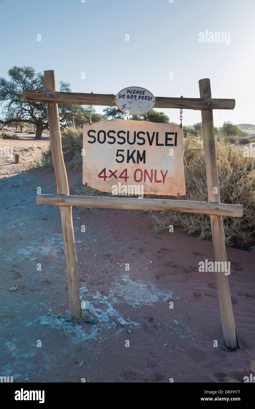 Inscrivez-vous sur piste de sable '4x4 only", Sossusvlei, Namib-Skeleton Coast National Park, Namibie Banque D'Images