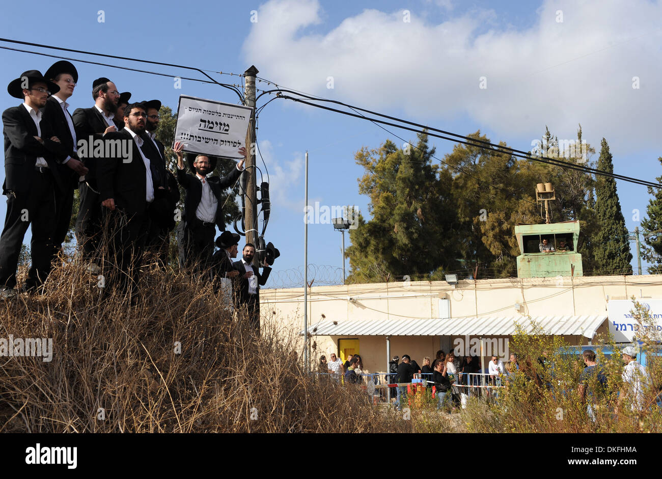 Jérusalem, Israël. 08Th Nov, 2013. Juifs ultra-orthodoxes des étudiants d'une yeshiva démontrer hors de prison 6 près de Haïfa, dans le nord d'Israël, le 4 décembre 2013. Des centaines de juifs ultra-orthodoxes des étudiants d'une yeshiva démontré ici mercredi pour protester contre l'arrestation d'un ado ultra-orthodoxe qui n'a pas tenu compte d'un ordre d'enrôlement. Le 19-year-old ont convenu de faire rapport à l'induction militaire centre pour son premier ordre de mobilisation mais a depuis fait fi de tous les autres billets. Il a été jugé à 14 jours de prison militaire mardi. Source : Xinhua/JINI/Alamy Live News Banque D'Images