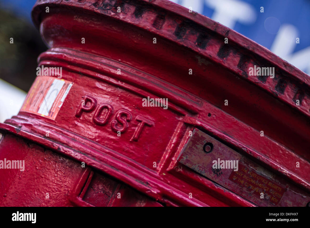 Close up detail image d'un UK Royal Mail pilier rouge fort avec le mot poster clairement montré. Banque D'Images