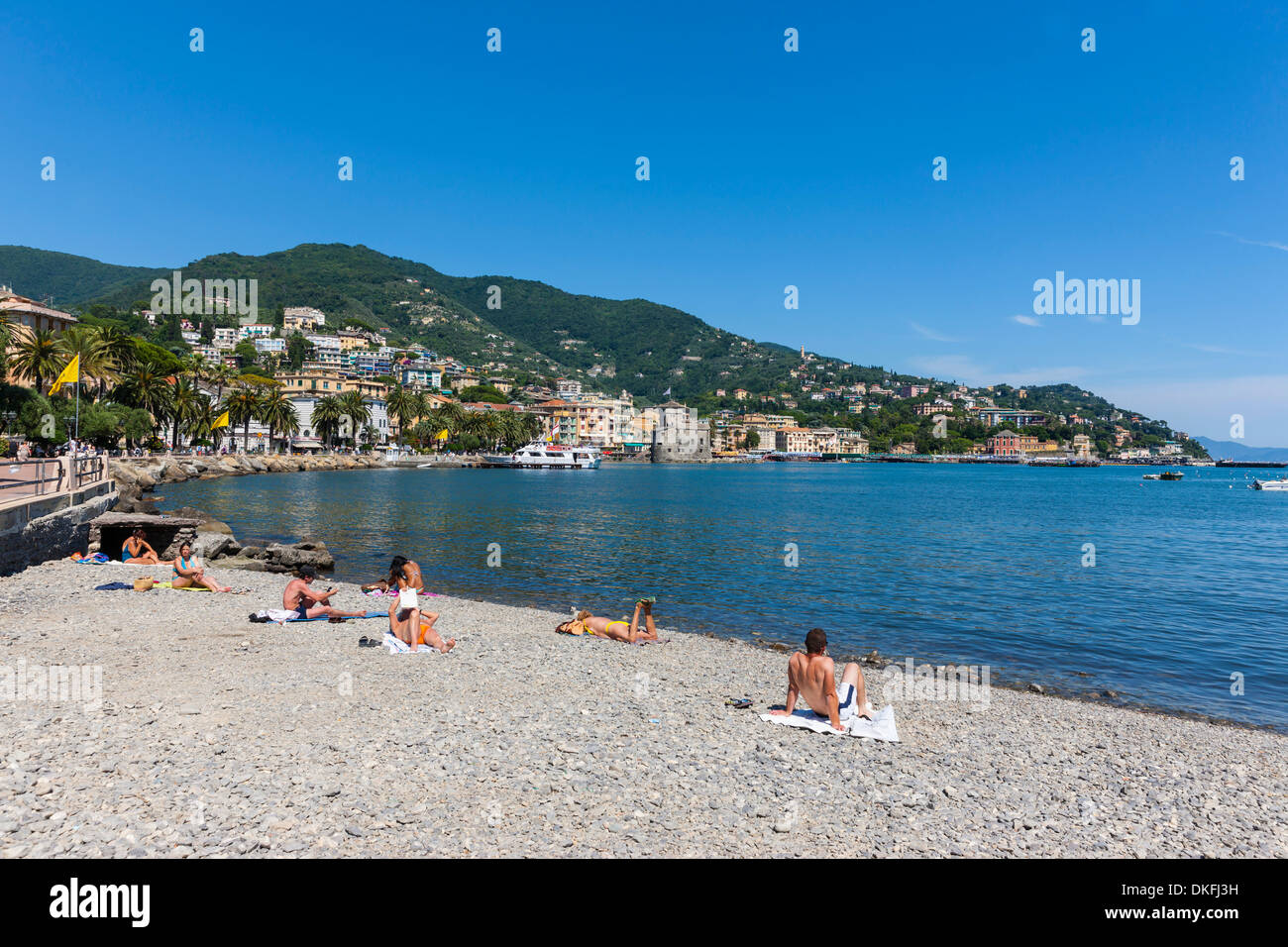 Plage, Rapallo, station balnéaire sur le Golfe de Gênes, Rapallo, Riviera Italienne, ligurie, italie Banque D'Images