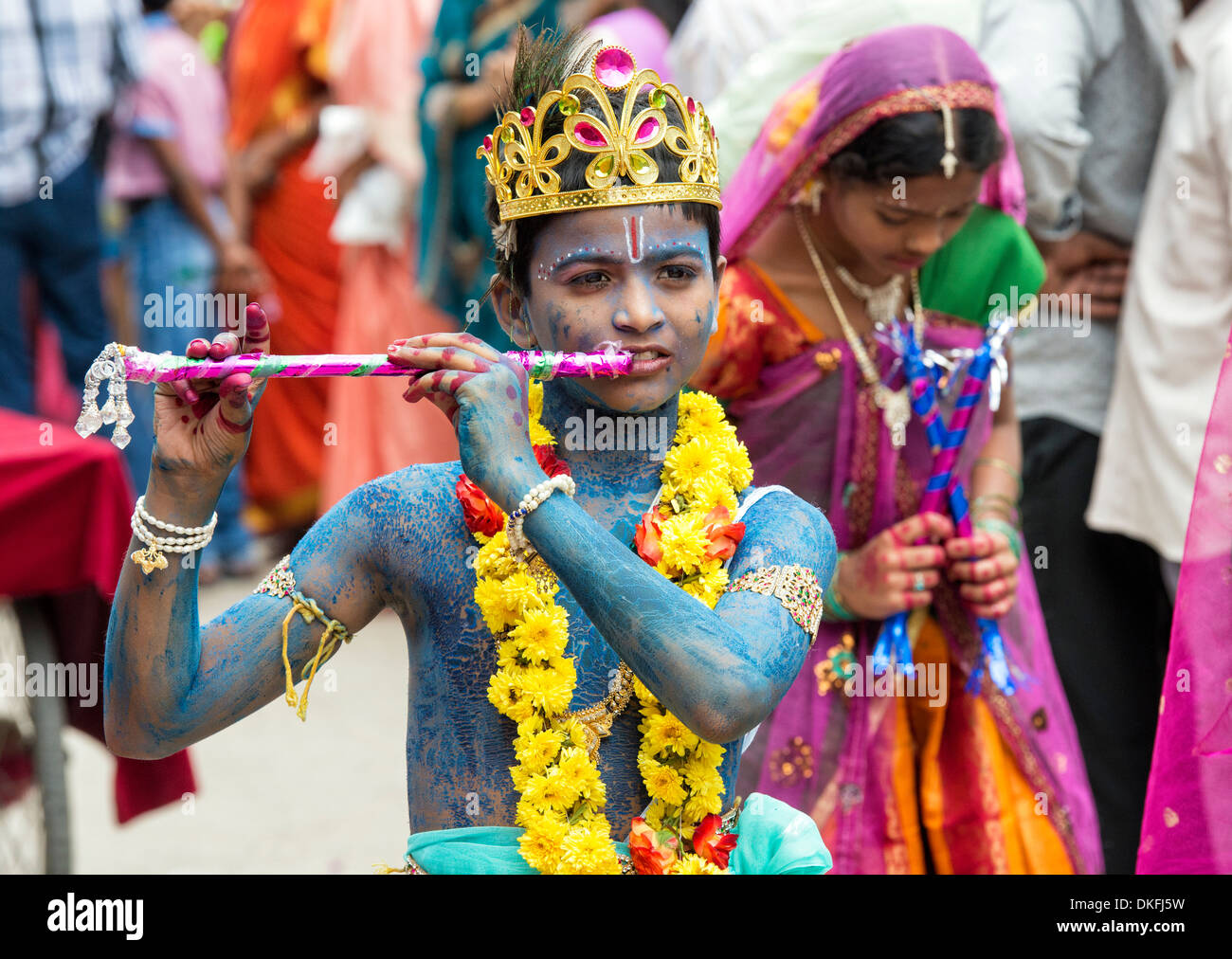 Jeune Indien habillé comme Krishna lors d'un festival dans les rues de Puttaparthi. L'Andhra Pradesh, Inde Banque D'Images