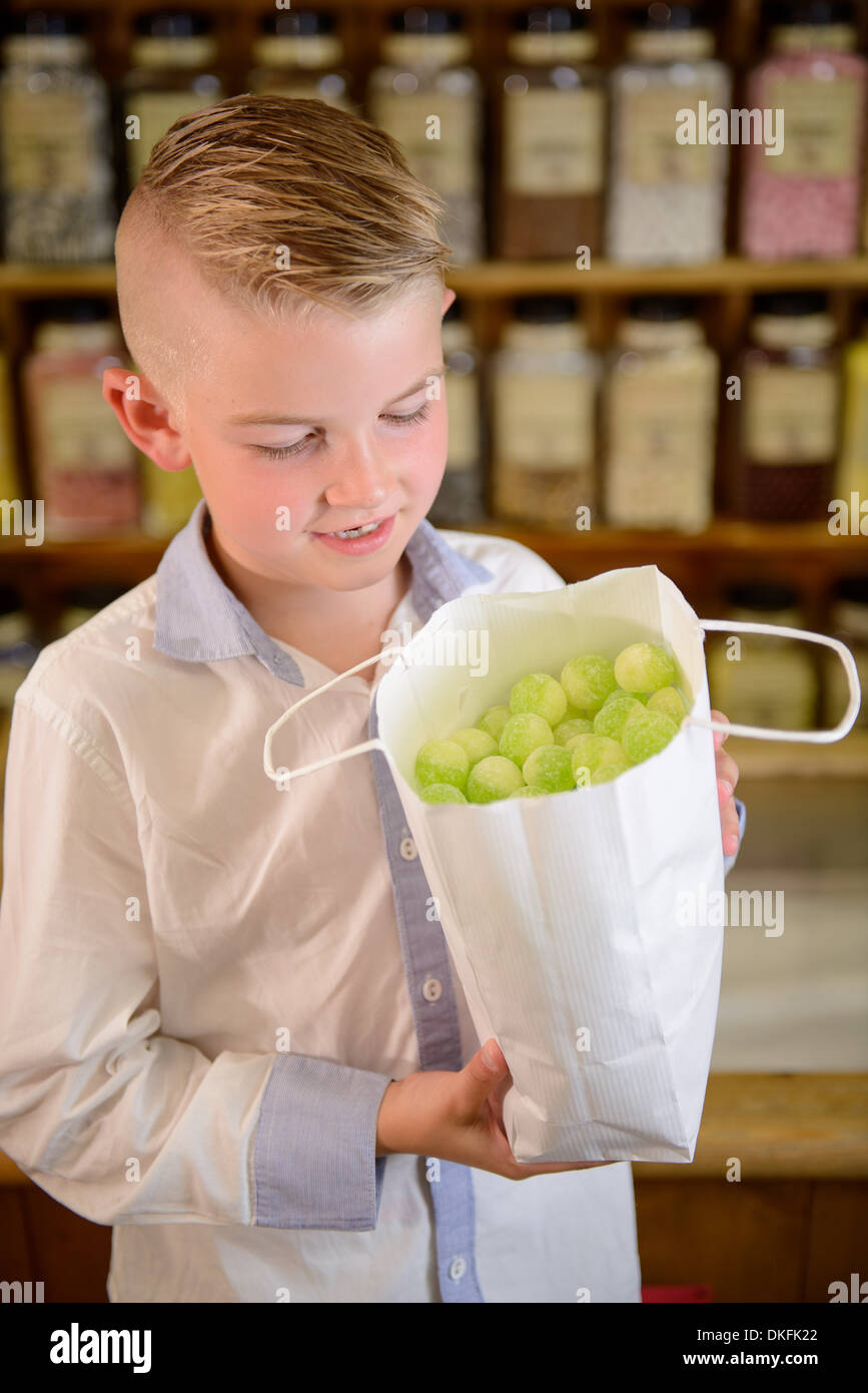 Boy holding sac de confiseries Banque D'Images