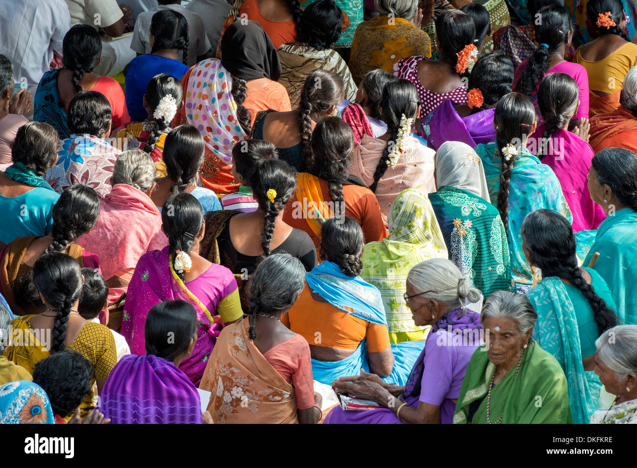 Les femmes rurales indiennes dans une zone d'attente à Sri Sathya Sai Baba l'hôpital d'approche mobile service. L'Andhra Pradesh, Inde Banque D'Images