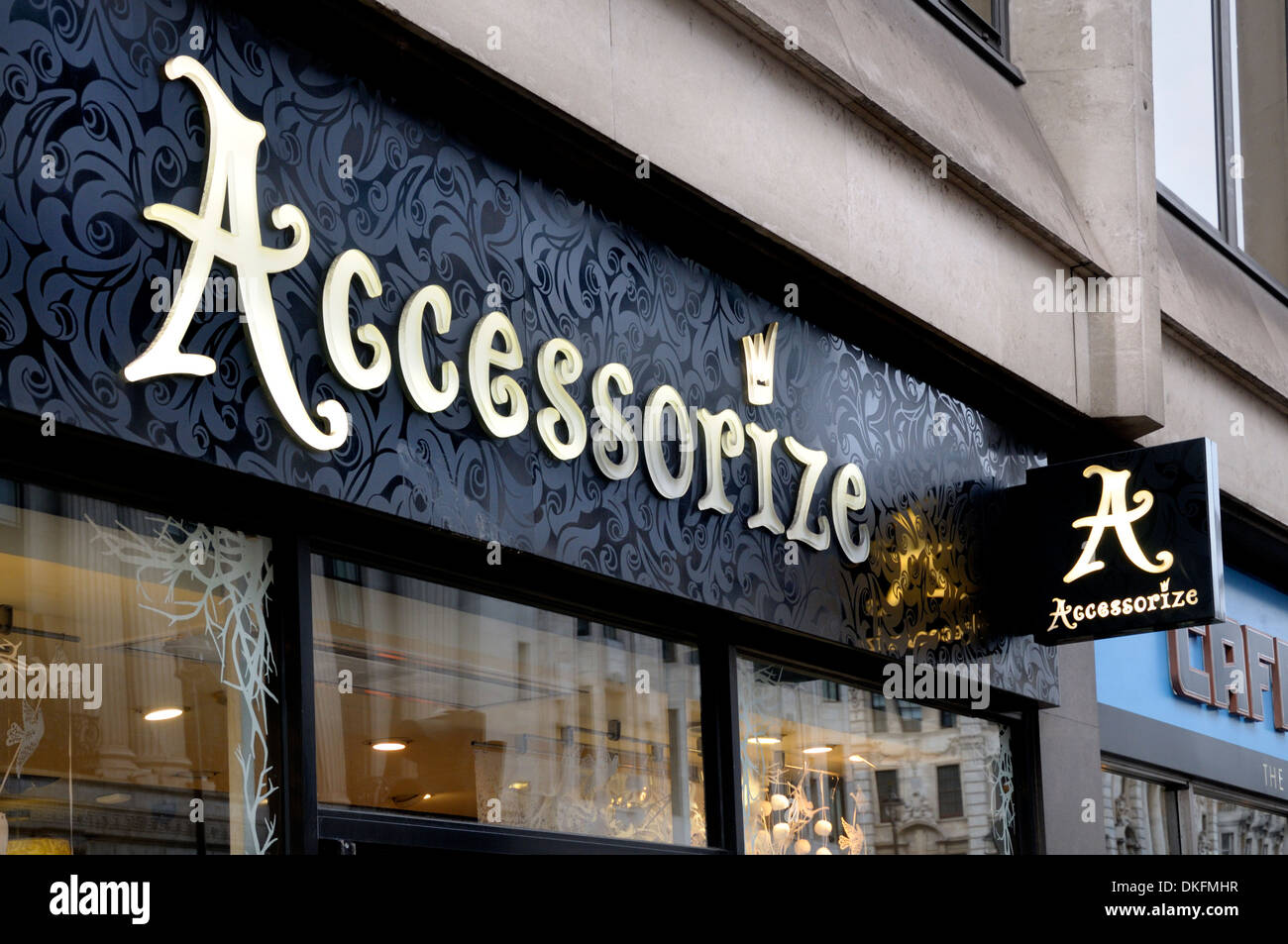 Londres, Angleterre, Royaume-Uni. Accessorize shop façade et signer Banque D'Images