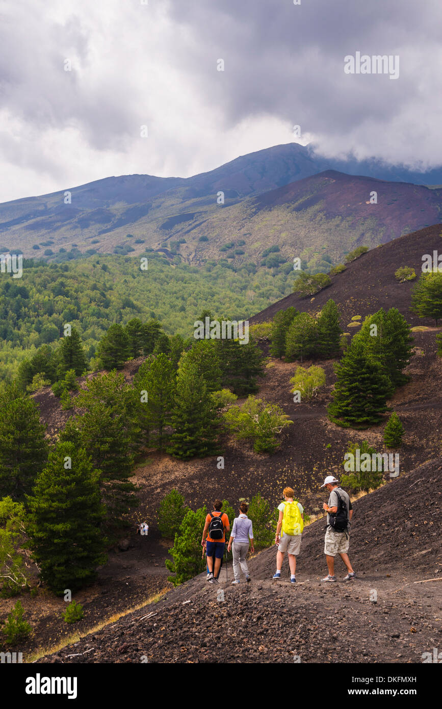 Les touristes en randonnée sur une ancienne coulée de lave d'une éruption, le Mont Etna, UNESCO World Heritage Site, Sicile, Italie, Europe Banque D'Images