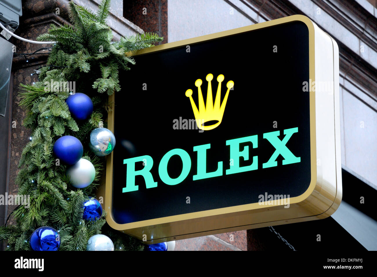 Londres, Angleterre, Royaume-Uni. Rolex affiche à l'extérieur de magasin avec des décorations de Noël Banque D'Images