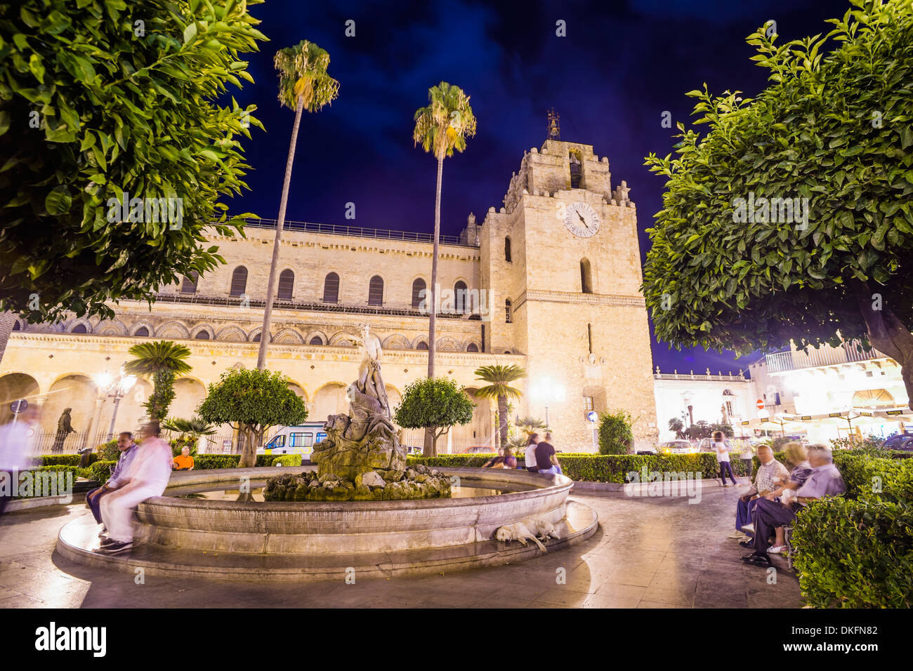 Cathédrale de Monreale la nuit, les gens à la fontaine sicilien Guglielmo dans Square, Monreale, près de Palerme, Sicile, Italie, Europe Banque D'Images