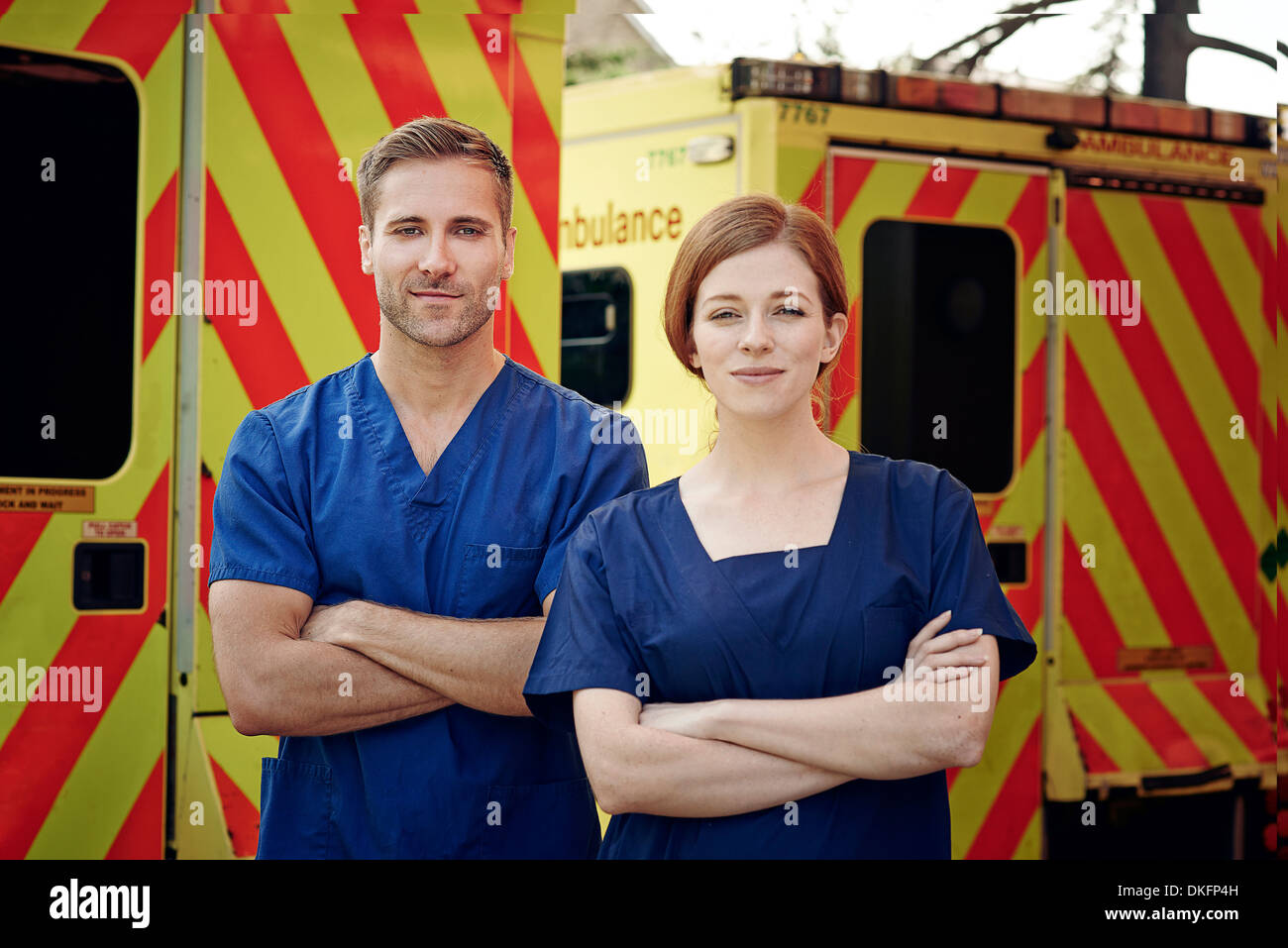 Portrait de deux techniciens médicaux d'urgence en ambulance à côté Banque D'Images