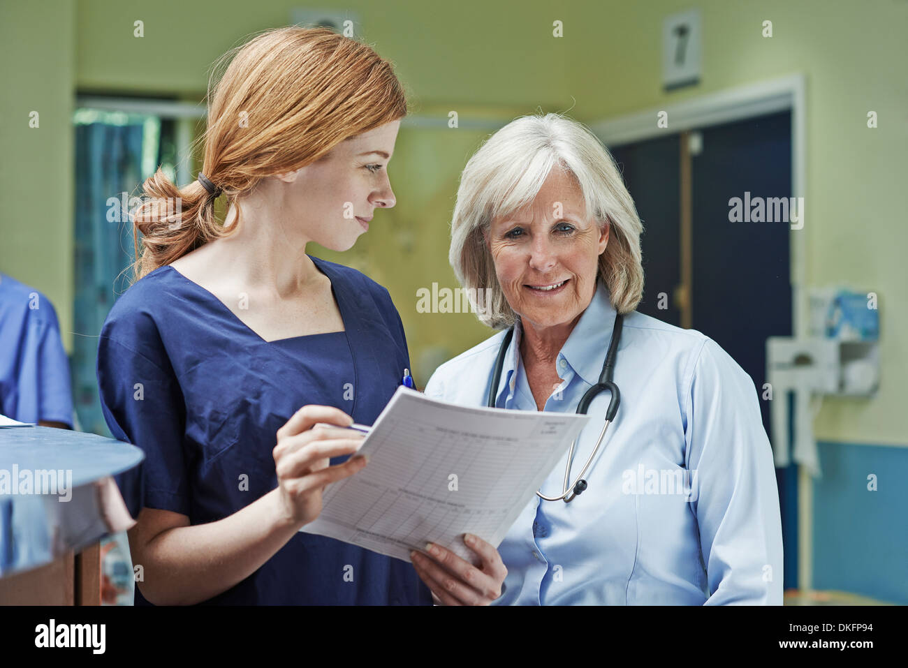 Deux femmes médecins contrôle medical record Banque D'Images