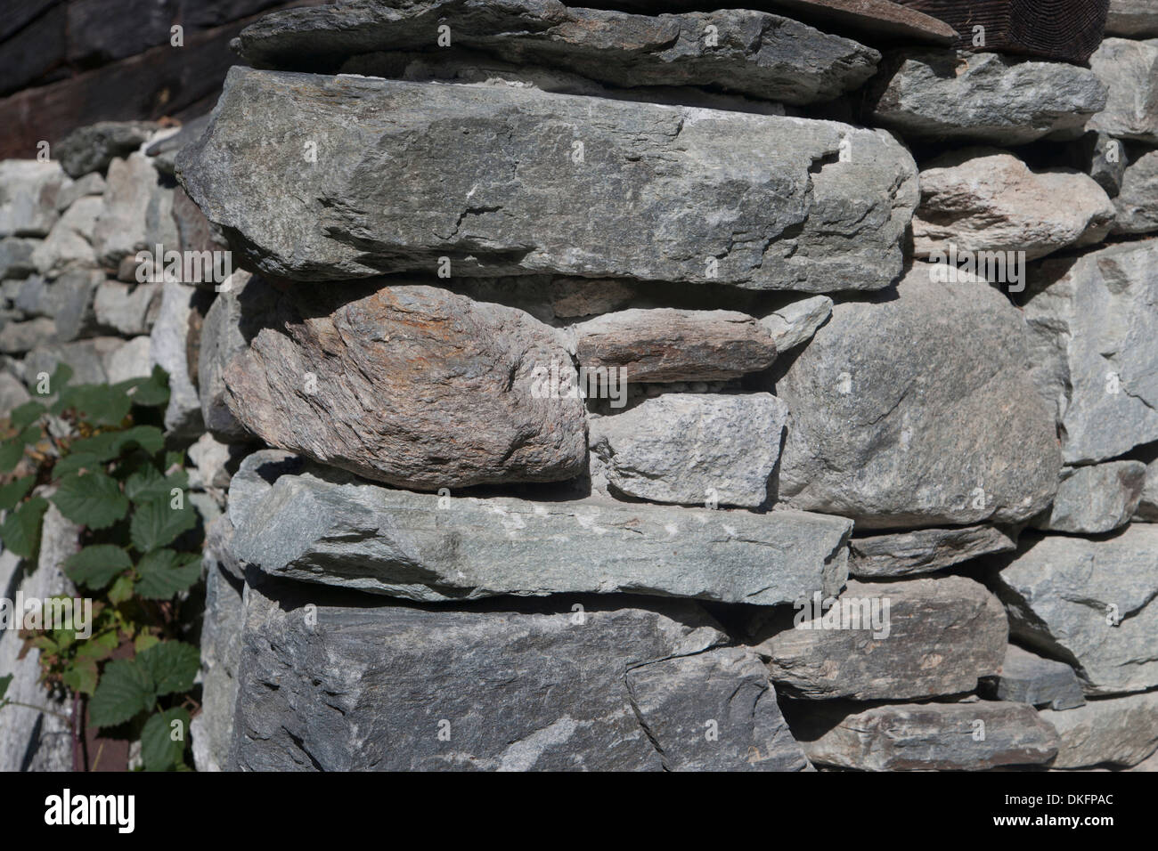 Mur de pierres naturelles en Valais, canton de Berne, Suisse Banque D'Images