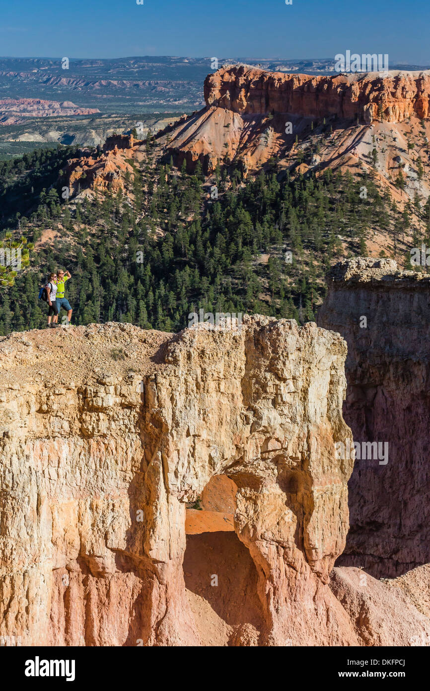 Randonneurs sur arch rock formation à l'Amphithéâtre de Bryce Canyon, Bryce Canyon National Park, Utah, USA Banque D'Images