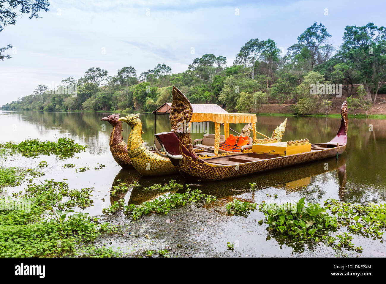 Des bateaux de touristes près de la Porte Sud d'Angkor Thom, Angkor, Site du patrimoine mondial de l'UNESCO, la Province de Siem Reap, Cambodge Banque D'Images