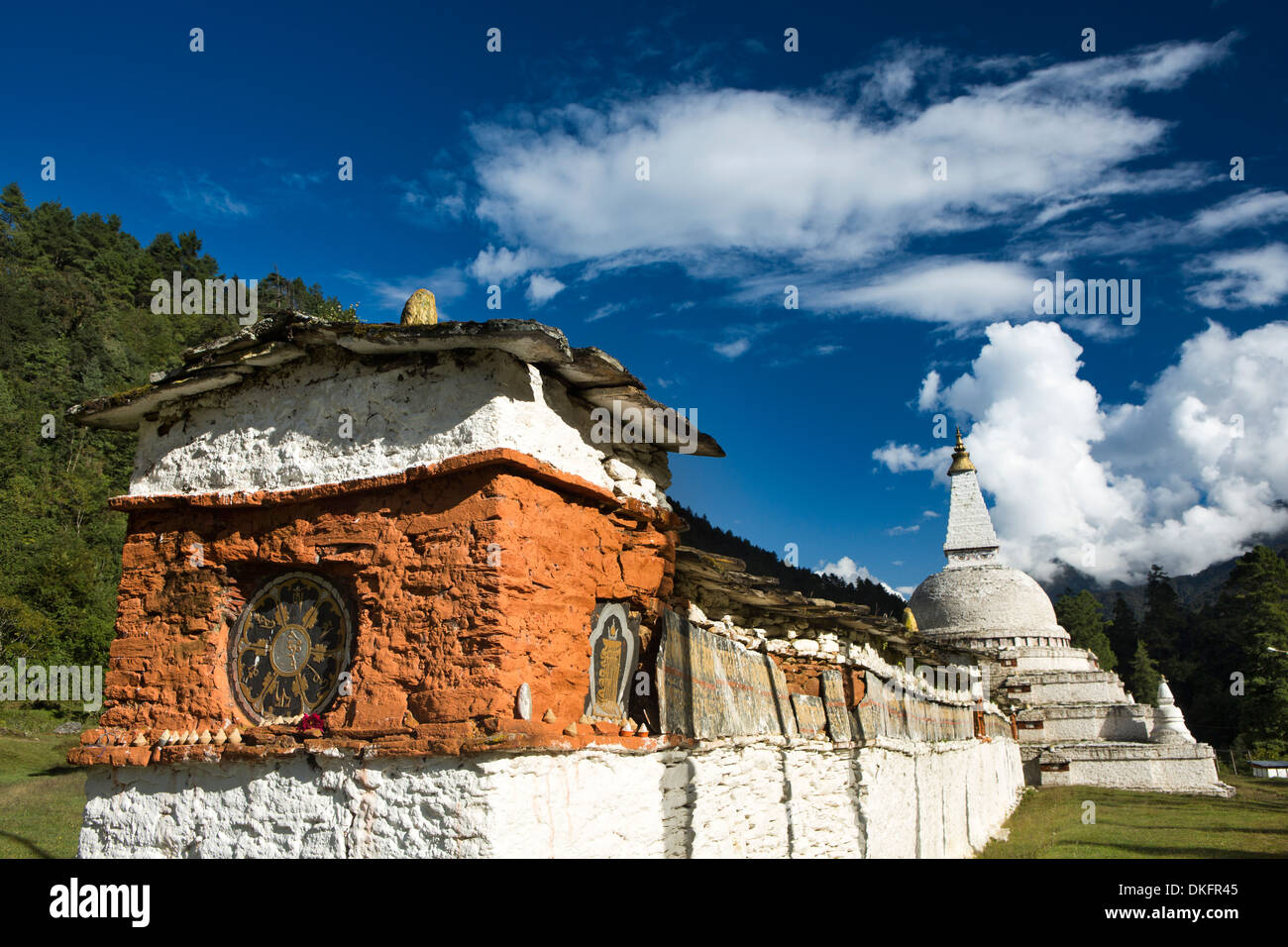 Le Bhoutan, Pele La Pass, Chendebji Chorten bouddhiste et mur Mani Banque D'Images