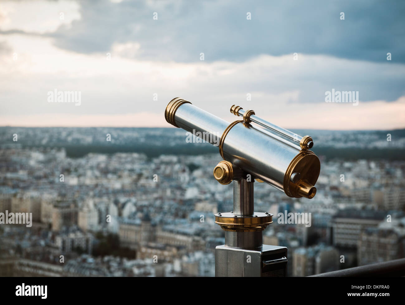 Télescope vers le haut de la Tour Eiffel, Paris, France Banque D'Images