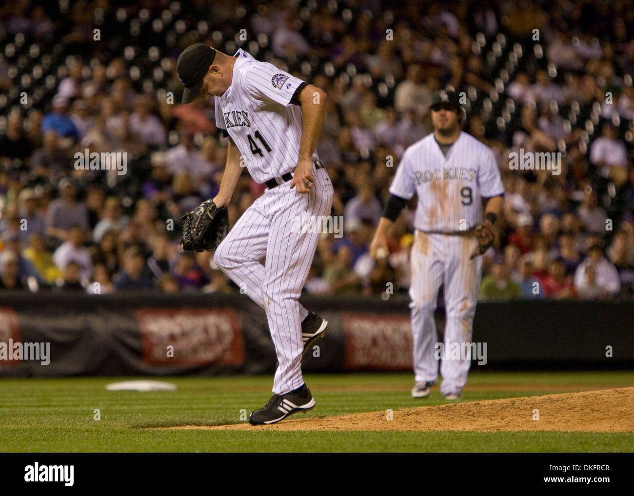 10 juil 2009 - Denver, Colorado, USA - Colorado Rockies calmant ALAN EMBREE souffre d'une fracture saison tibia droit après avoir été frappé par une ligne de route lors d'un 4-1 perte pour la saison 2001 à Coors Field. (Crédit Image : © Don Senia Murray/ZUMA Press) Banque D'Images