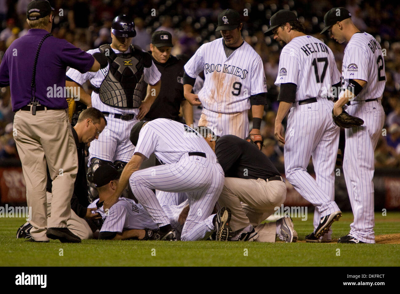 10 juil 2009 - Denver, Colorado, USA - Colorado Rockies calmant ALAN EMBREE souffre d'une fracture saison tibia droit après avoir été frappé par une ligne de route lors d'un 4-1 perte pour la saison 2001 à Coors Field. (Crédit Image : © Don Senia Murray/ZUMA Press) Banque D'Images