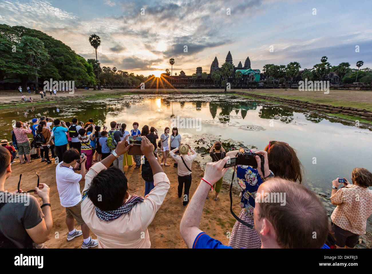 Lever du soleil sur Angkor Wat, Angkor, Site du patrimoine mondial de l'UNESCO, la Province de Siem Reap, Cambodge, Indochine, Asie du Sud, Asie Banque D'Images