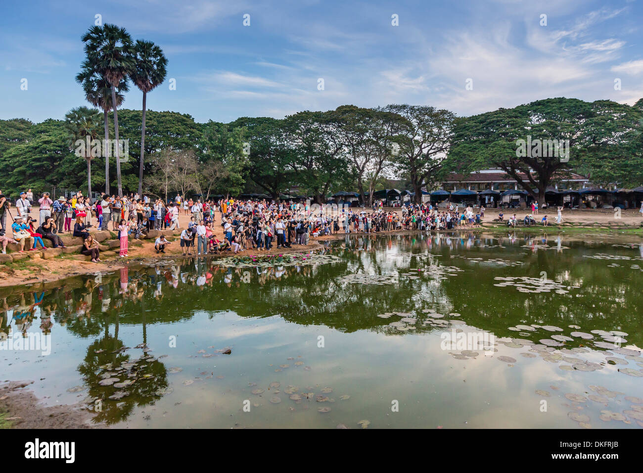 Le lever du soleil sur les touristes se sont réunis à Angkor Wat, Angkor, Site du patrimoine mondial de l'UNESCO, la Province de Siem Reap, au Cambodge, en Asie du sud-est Banque D'Images