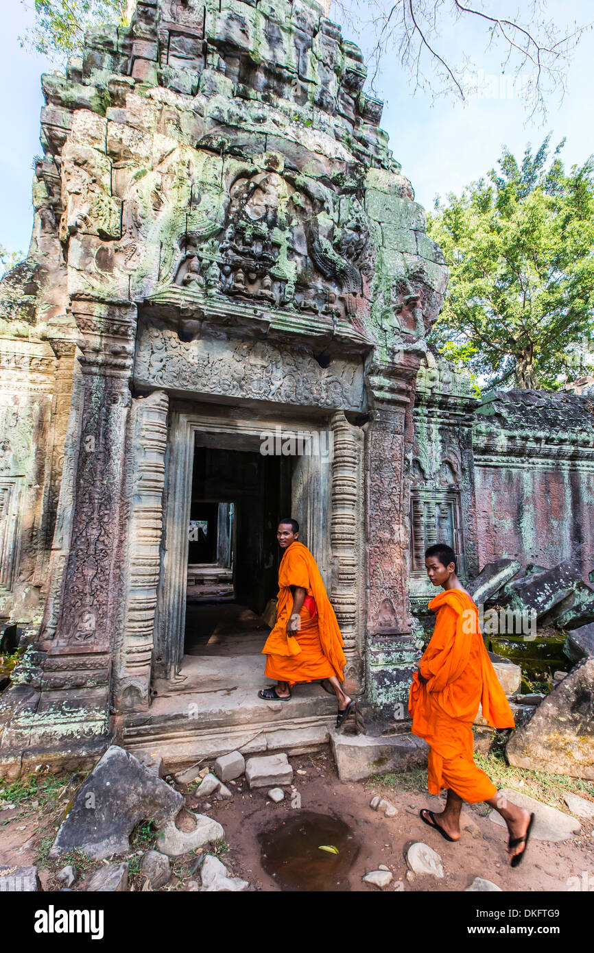 Des moines bouddhistes à Ta Prohm Temple (Rajavihara), Angkor, Site du patrimoine mondial de l'UNESCO, la Province de Siem Reap, au Cambodge, en Asie du sud-est Banque D'Images