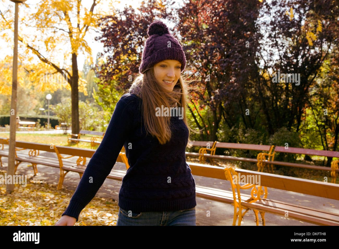 Jeune femme profitant de l'automne dans le parc Banque D'Images