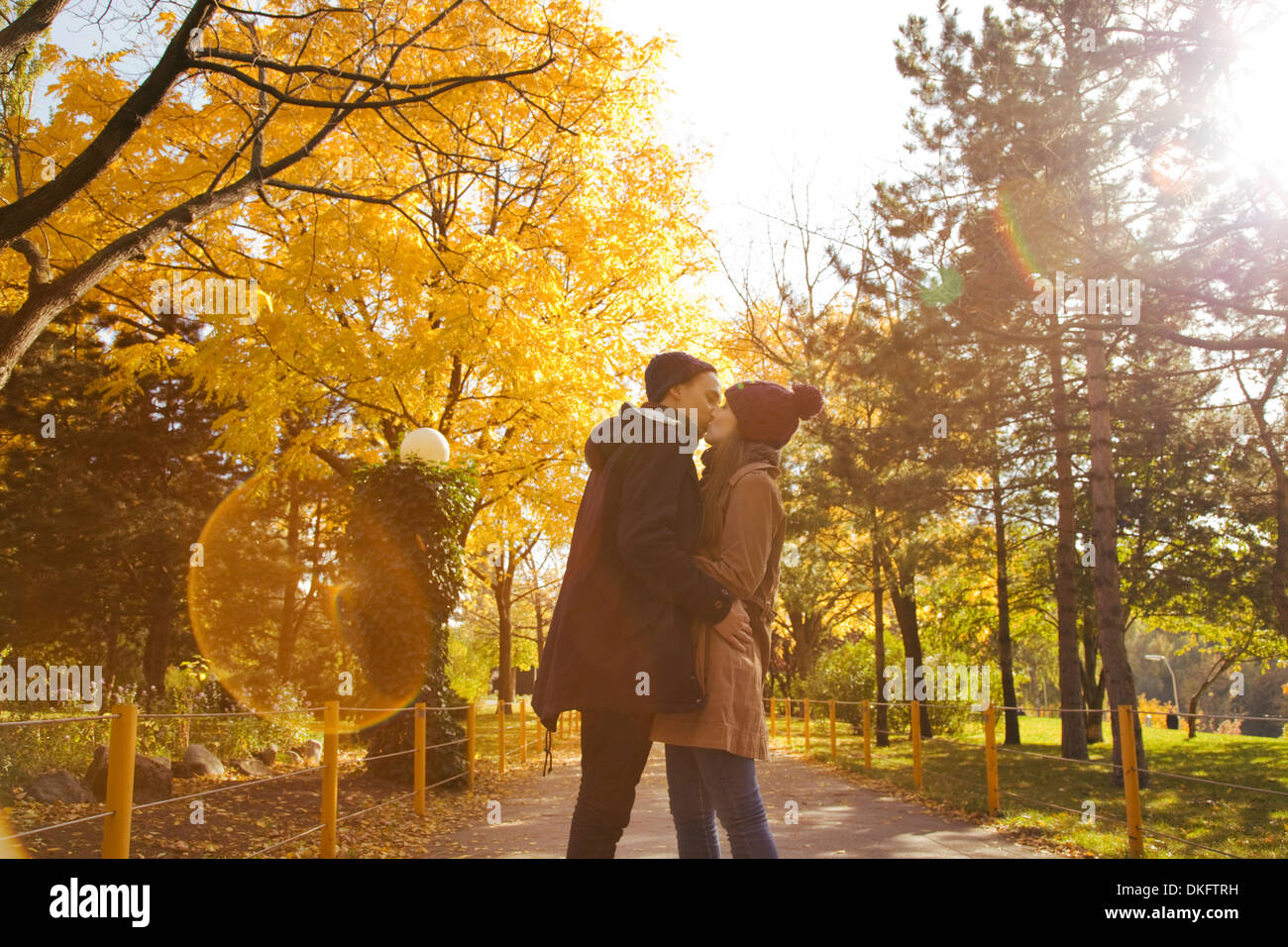 Jeune couple kissing in autumn park, Vienne, Autriche Banque D'Images