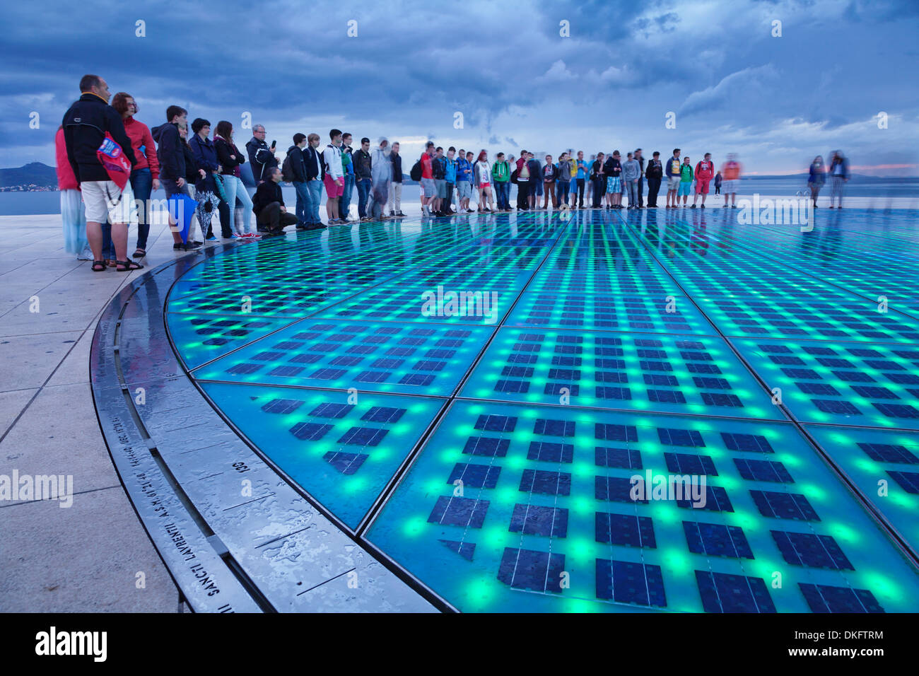 Salutations au soleil d'installation par Nikola Basic au crépuscule, Zadar, Dalmatie, Croatie, Europe Banque D'Images