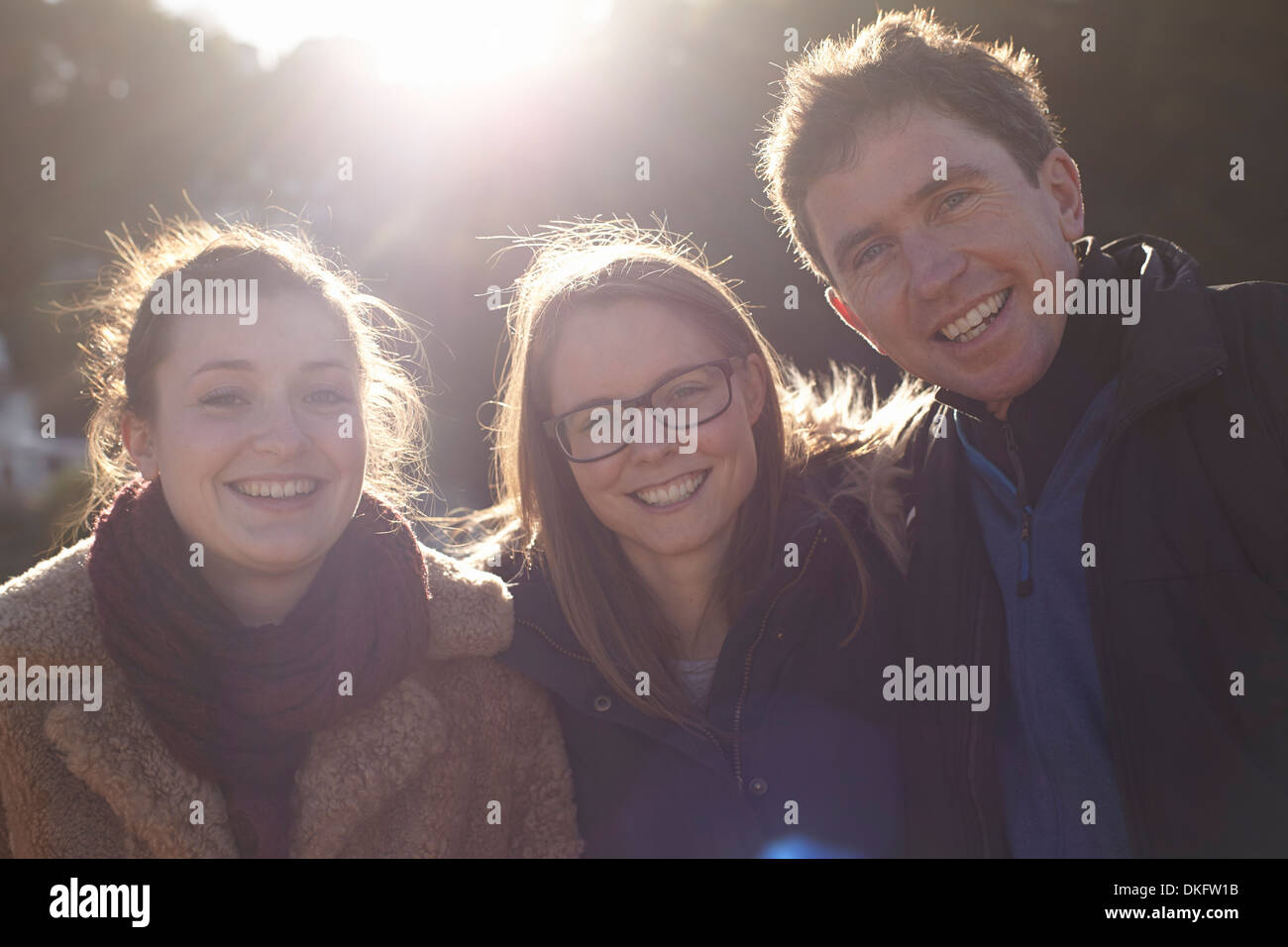 Amis de voyage d'une journée dans la région de Devon, UK portant des vêtements d'hiver Banque D'Images