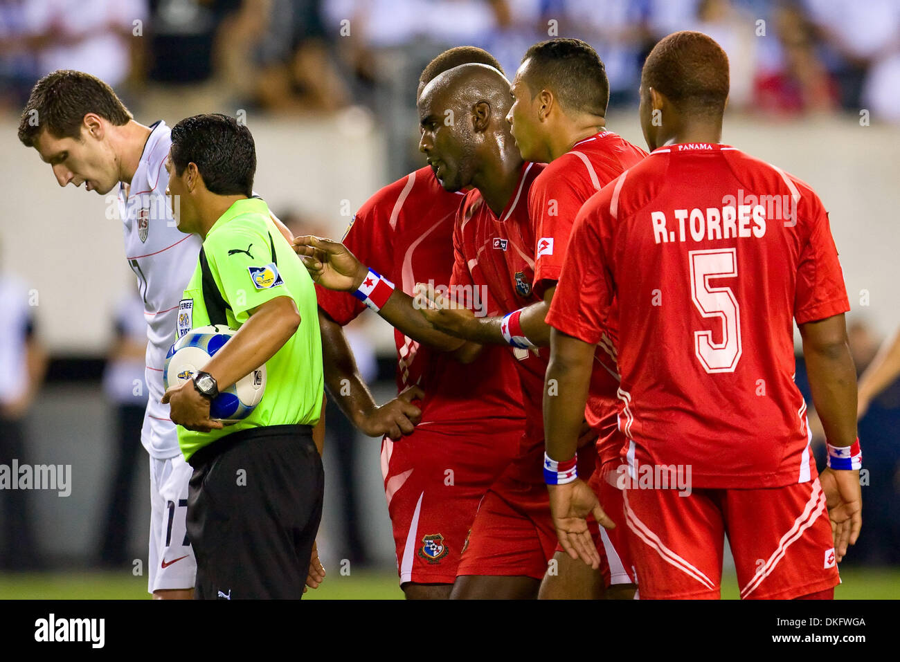 18 juil 2009 - Philadelphie, Pennsylvanie, USA - ROMAIN TORRES (5) plaide son cas à l'arbitre ARMANDO ARCHUNDIA, qui est occupé à plus de United States' attaquant KENNY COOPER (17) ce qui conduira à une carte jaune, un coup de pied de pénalité, et le jeu but gagnant, au cours de la Gold Cup match quart de finale entre les États-Unis et le Panama au Lincoln Financial Field à Philadelphie Banque D'Images