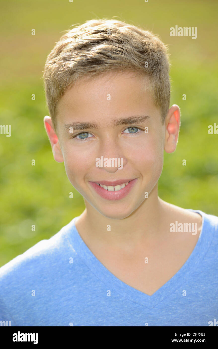 Teenage boy Smiling, portrait Banque D'Images