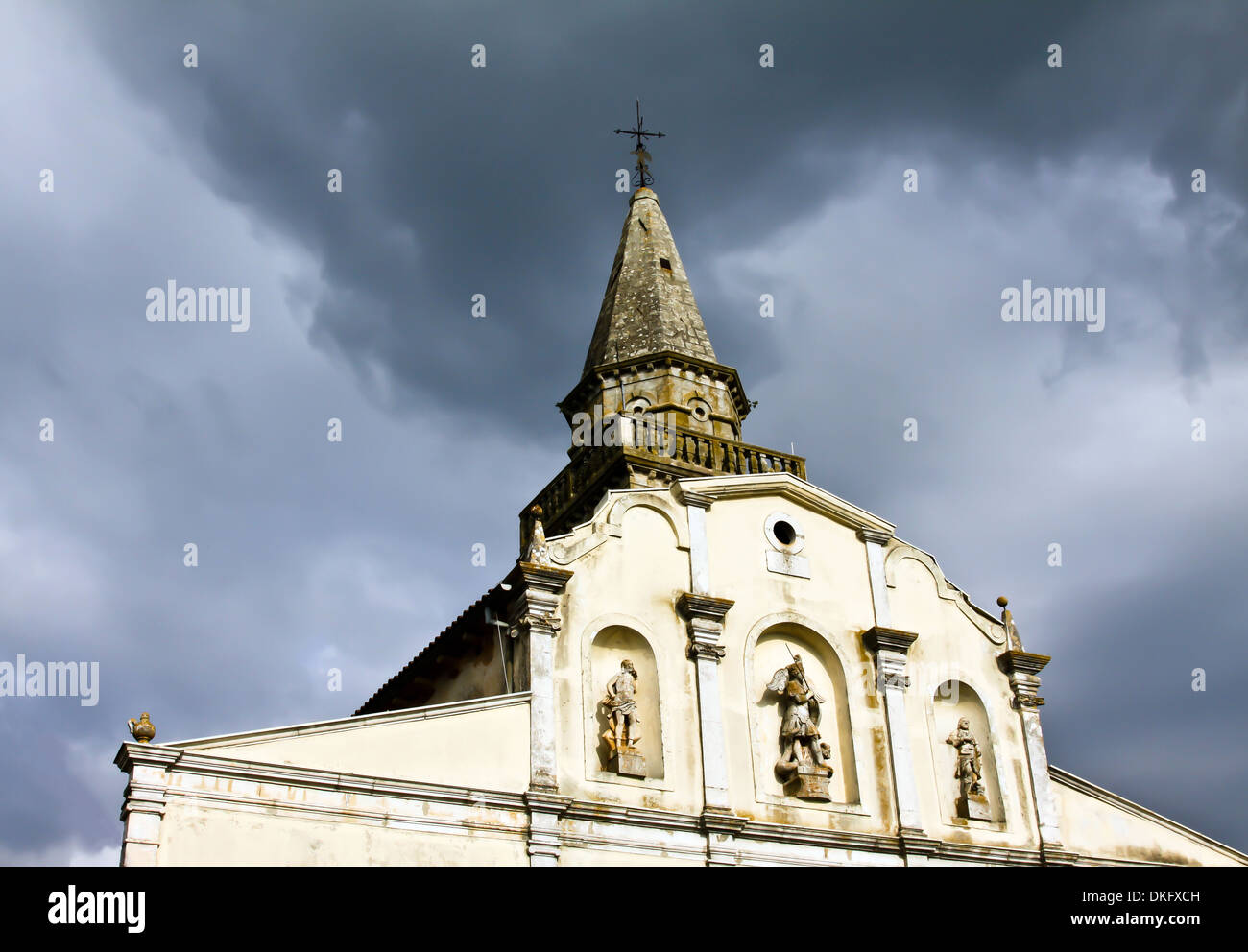 Eglise avec clocher sous les nuages noirs Banque D'Images