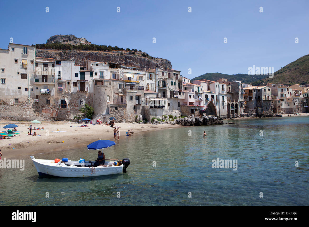 Vue sur plage de Cefalù, Sicile, Italie, Méditerranée, Europe Banque D'Images