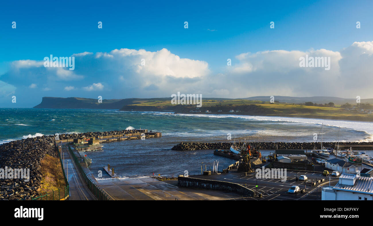 Port de Ballycastle le comté d'Antrim en Irlande du Nord dans une gale Banque D'Images