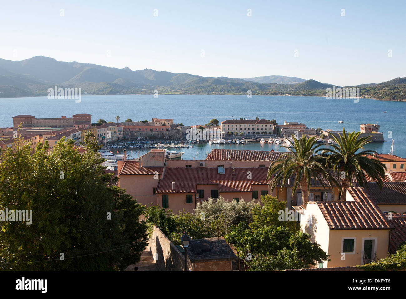Vue sur l'île d'Elbe et Portoferraio, Italie, Méditerranée, Europe Banque D'Images