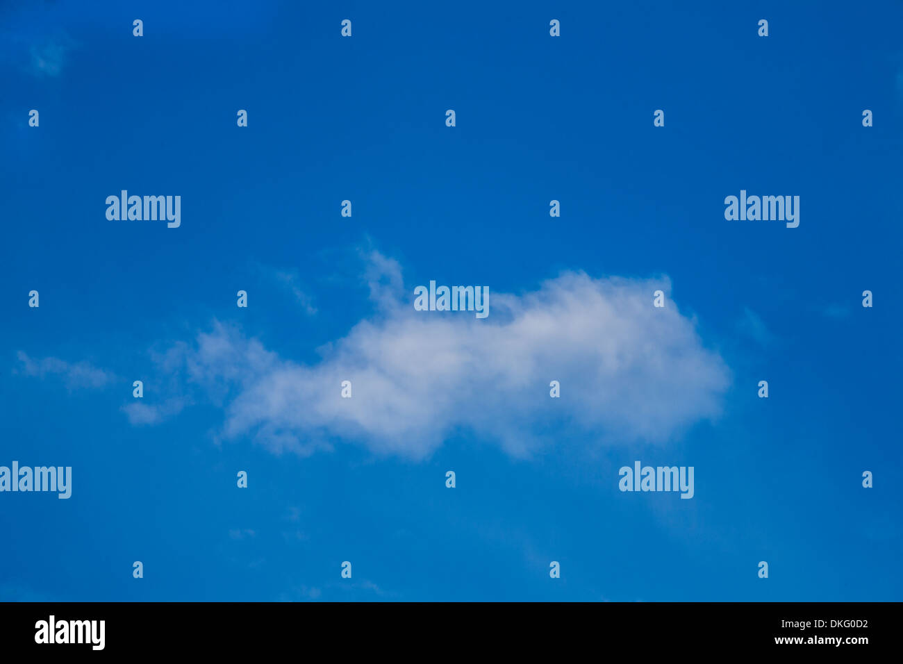 Seul nuage dans le ciel bleu. Banque D'Images