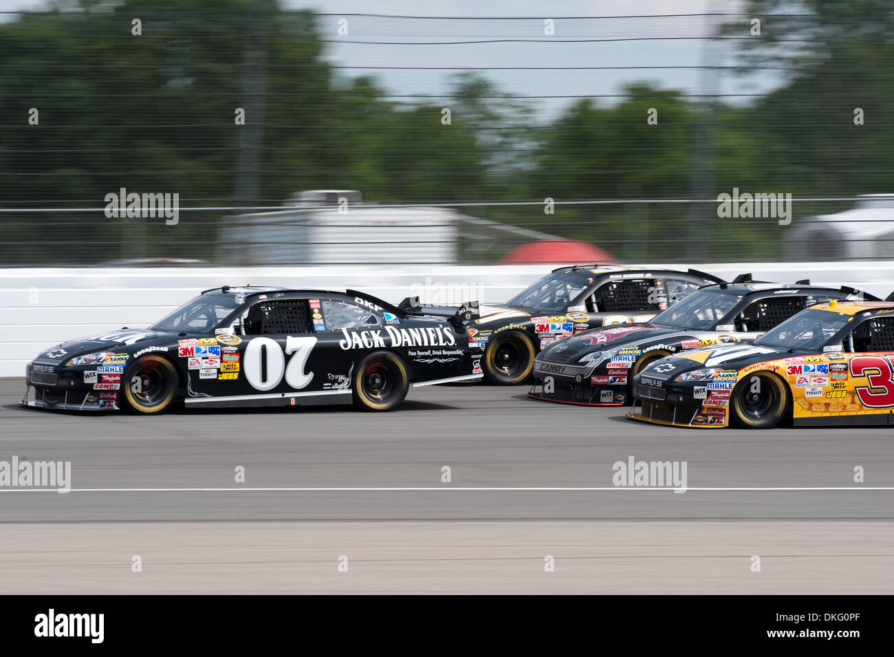 14 juin, 2009 - Brooklyn, Michigan, United States - 14 juin 2009 : Casey Mears (# 07) Chevrolet Jack Daniel's trio mène de voitures dirigé par Ryan Newman (# 39) Chevrolet de l'armée américaine avec Jeff Gordon (# 24 Garde Nationale ''Année du sous''/DuPont Chevrolet) et Jeff Burton (# 31) en étroite poursuite au Lifelock 400 au Michigan International Speedway à Brooklyn, MI..***POUR EDITORIAL Banque D'Images