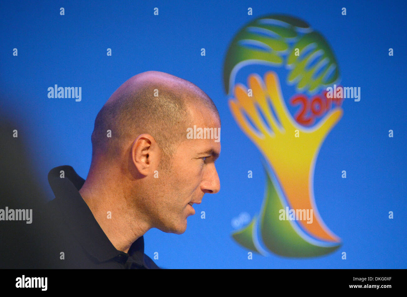 Costa do Sauipe, au Brésil. Le 05 mai 2013. Coupe du Monde FIFA 2014 dessiner sous Zinedine Zidane de la France participe à une conférence de presse au centre des médias au Costa do Sauipe, Brésil, 05 décembre 2013. Le tirage final de la ronde préliminaire des groupes de la coupe du monde de la FIFA, Brésil 2014 aura lieu le 06 décembre 2013. Photo : Marcus Brandt/dpa/Alamy Live News Banque D'Images