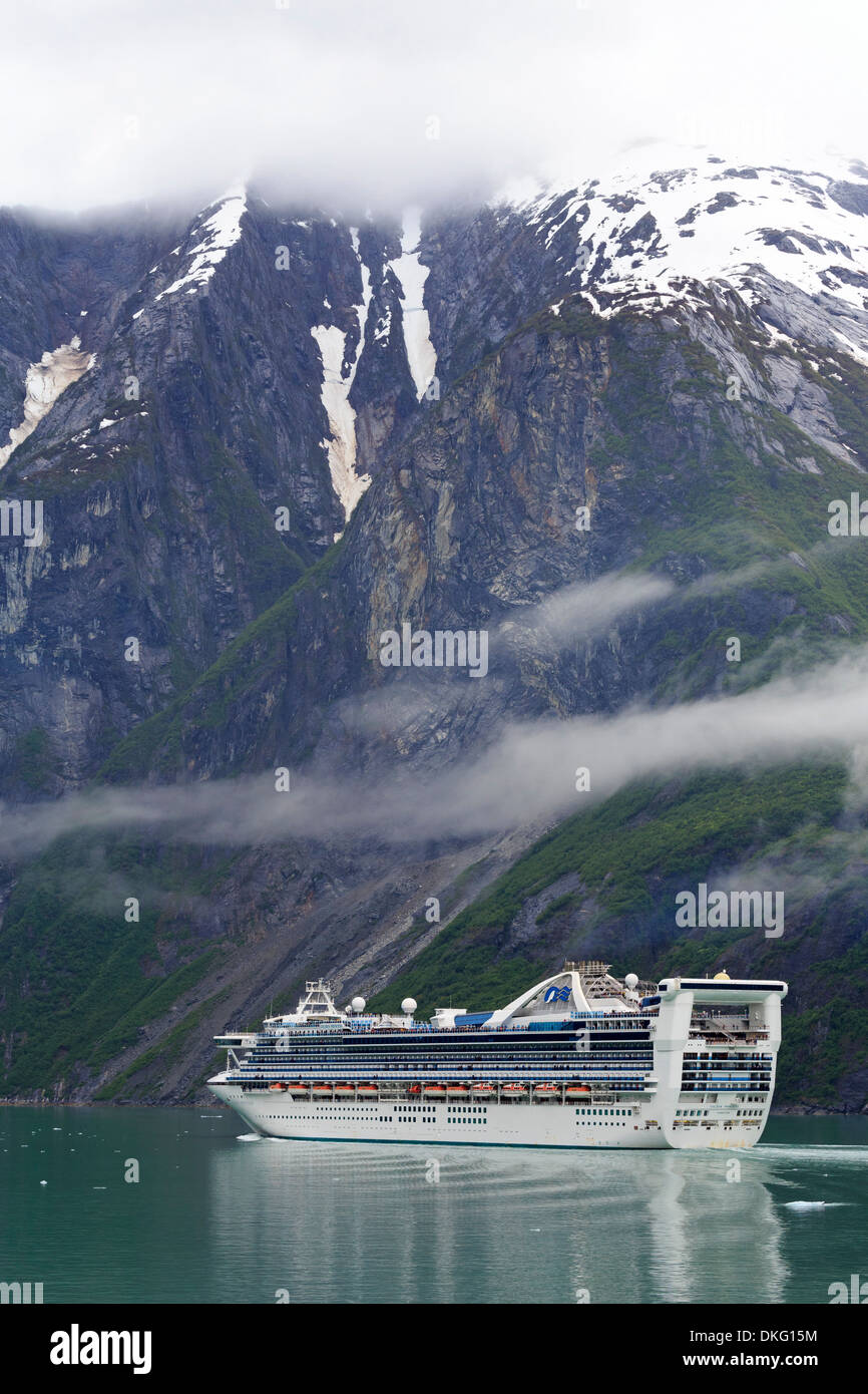 Bateau de croisière dans le fjord Tracy Arm, Alaska, États-Unis d'Amérique, Amérique du Nord Banque D'Images