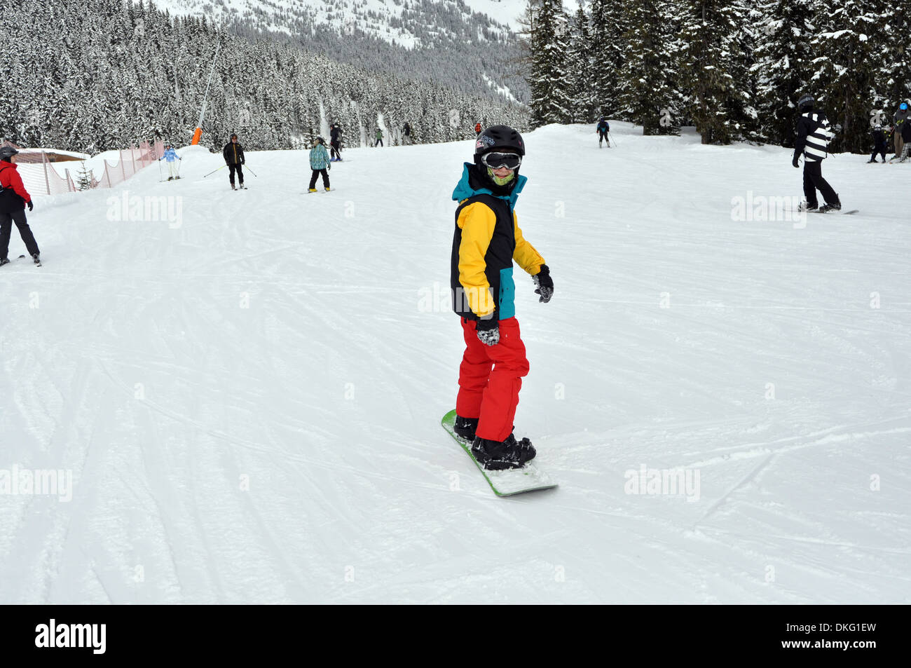 Snowboard boy dans Station de ski autrichienne. Parution du modèle Banque D'Images