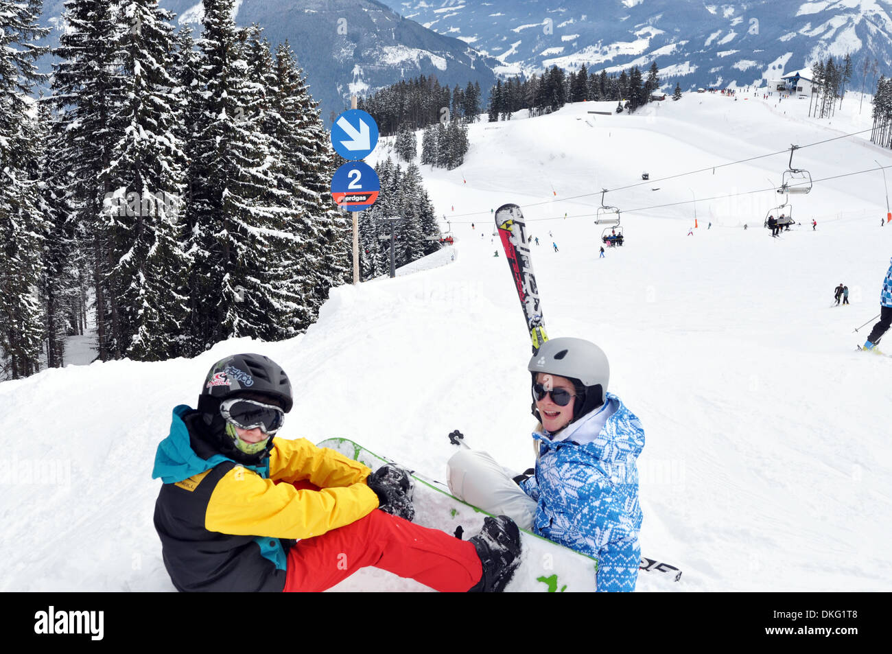 Frère et sœur sur un ski holiday, Zell am See, Autriche Banque D'Images