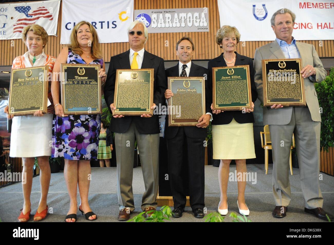 Aug 14, 2009 - Saratoga Springs, New York, USA - à partir de la gauche : 2009 intronisés au Temple de la renommée, ANN STEWART, PAMELA ZIEBARTH, BOB BAFFERT, Eddie l'ÉRABLE, Janet Elliot et MIKE PEGRAM. 2009 National Museum of Racing and Hall of Fame de la cérémonie tenue à l'Humphrey S. Finney Pavillion (crédit Image : ZUMApress.com) Banque D'Images