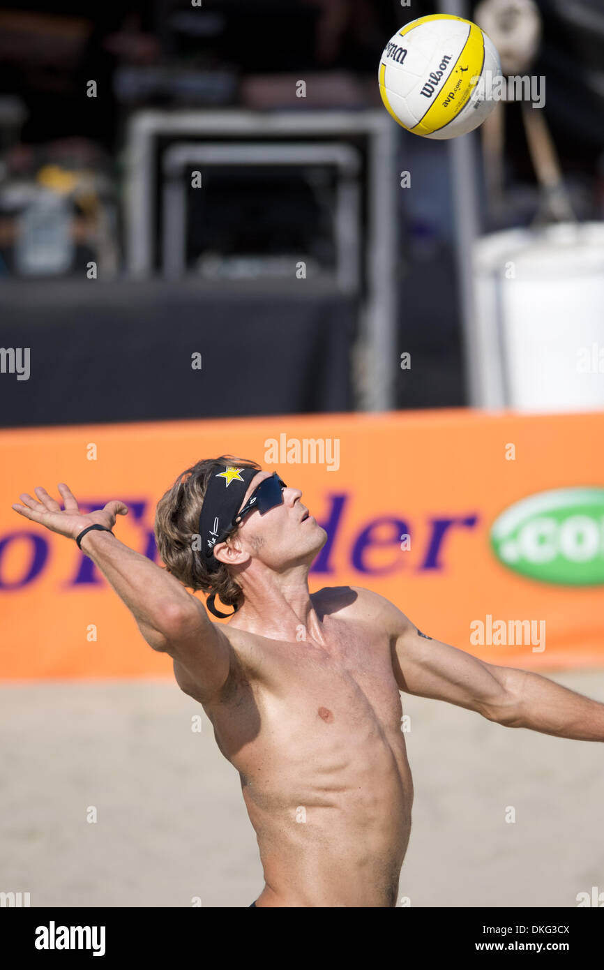 15 août 2009 - San Francisco, Californie, États-Unis - 15 août 2009 : Matt Fuerbringer sert lors de l'AVP 2009 Crocs Tour de San Francisco au quai ouvert 30/32 à San Francisco, CA Â© Matt Cohen / Southcreek Global 2009 (Image Crédit : © Matt Cohen/ZUMApress.com) Southcreek/mondial Banque D'Images