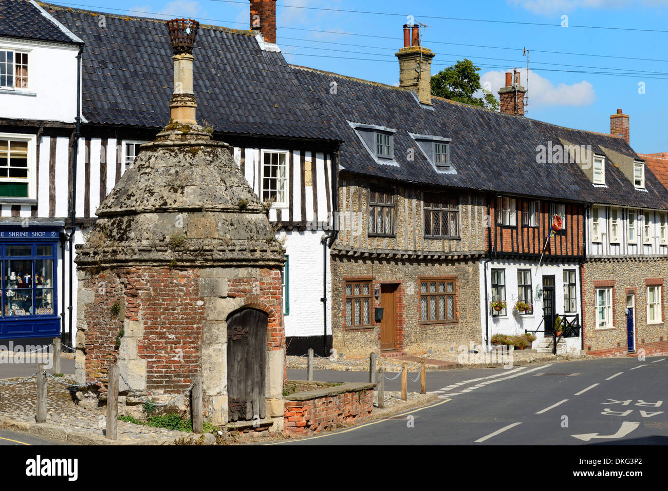 La pompe du village médiéval et maisons à colombage, lieu commun, Little Walsingham, Norfolk, Angleterre, Royaume-Uni, Europe Banque D'Images