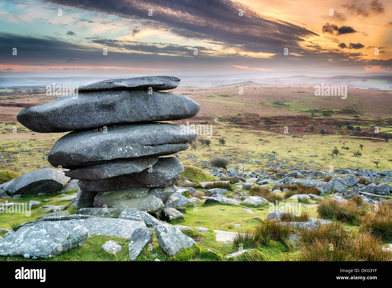 Coucher du soleil à l'Cheesewring sur Bodmin Moor en Cornouailles, une formation rocheuse naturelle composée d'un équilibre précaire granit Banque D'Images