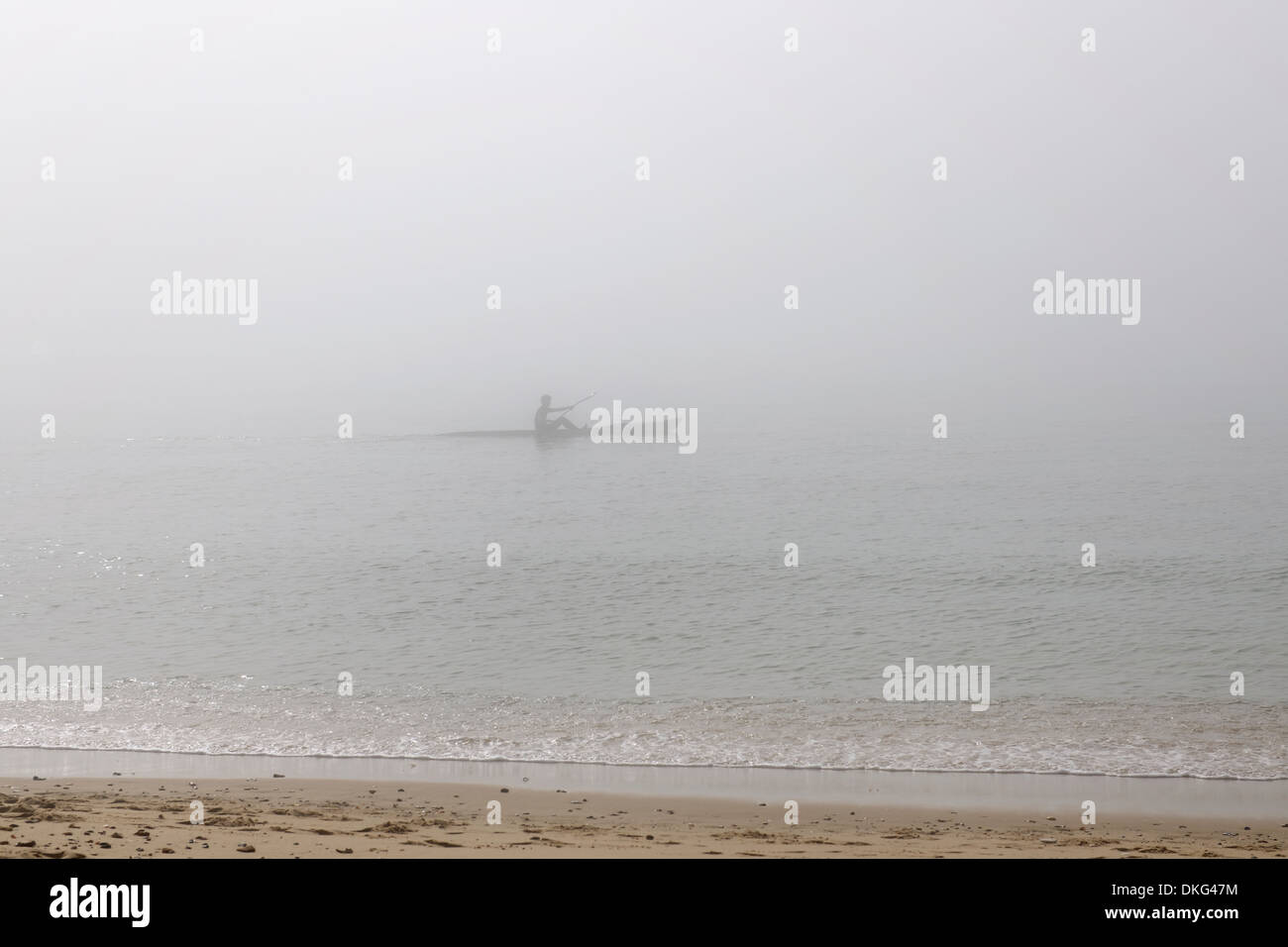 Kayakiste de mer sur la mer brumeuse, Poole, Dorset, UK Banque D'Images