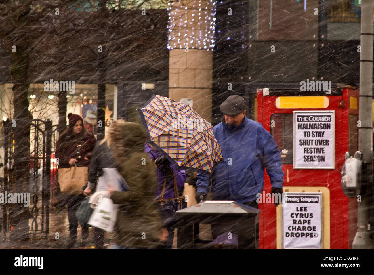 Dundee, Écosse, Royaume-Uni. 5 Décembre, 2013.Le met office a émis une alerte jaune de forts vents et tempêtes de neige pour le 5 décembre, 02:00 - 16:00 avec des rafales de 60 km/h généralisé atteignant 80km/h dans certaines zones. Clients dans la ville bravant les rigueurs de l'hiver aujourd'hui Crédit : Dundee Photographics / Alamy Live News Banque D'Images