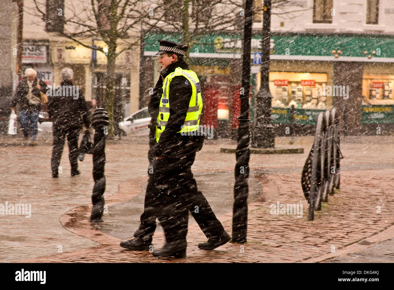 Dundee, Écosse, Royaume-Uni. 5 Décembre, 2013.Le met office a émis une alerte jaune de forts vents et tempêtes de neige pour le 5 décembre, 02:00 - 16:00 avec des rafales de 60 km/h généralisé atteignant 80km/h dans certaines zones. Deux policiers Tayside bravant les rigueurs de l'hiver aujourd'hui dans le centre-ville de Dundee : Crédit Photographics / Alamy Live News Banque D'Images